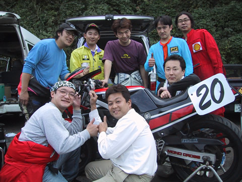 �`�[���̃����o�[�ƃ��C�o���`�[���̂��񂿂����񂽂��ƈꏏ�ɋL�O�B�e�B���̎ʐ^��������