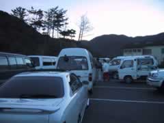 �����Ƃ����܂ɃQ�[�g�O�ɂ��܂����Q���҂���