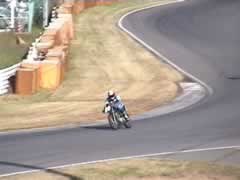 S��2�ڂ𔲂����Ƃ���Ńu���[�L���O���Ȃ���A���R�[�i�[�ɔ�����B