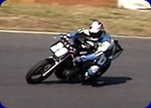 �J�b�R�����́A��l�O�H �ł��A�X�s�[�h���łĂȂ�����A�o�C�N���Q�ĂȂ��񂾂��(^^;